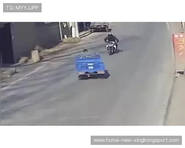 摩托车手倒地滑行50米后起身继续